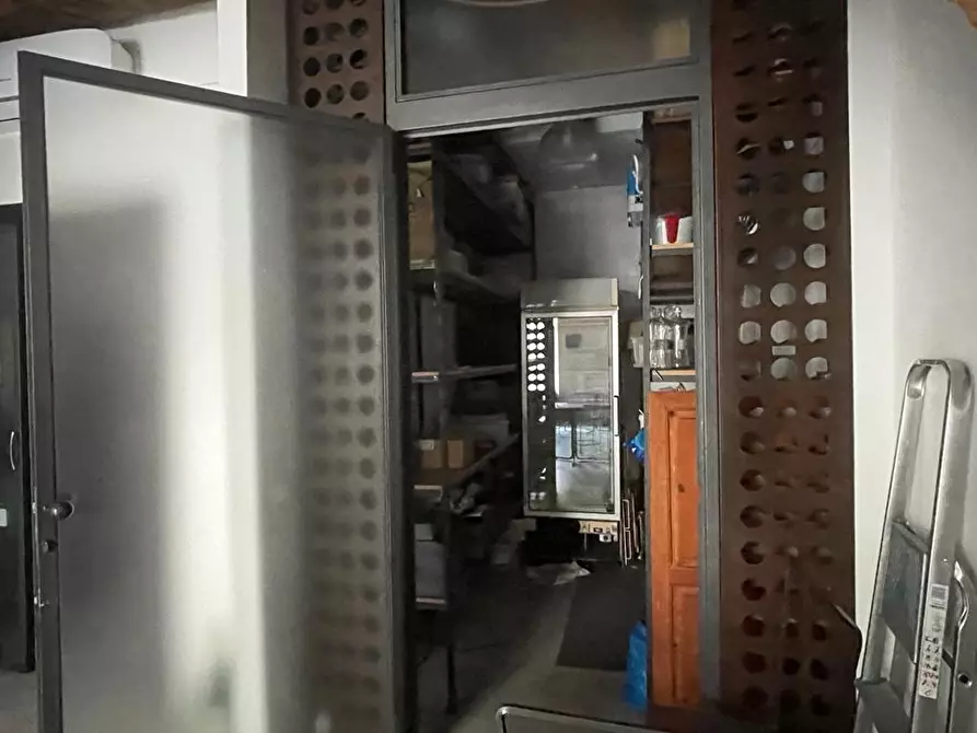 Immagine 12 di Locale commerciale in vendita  a Carrara