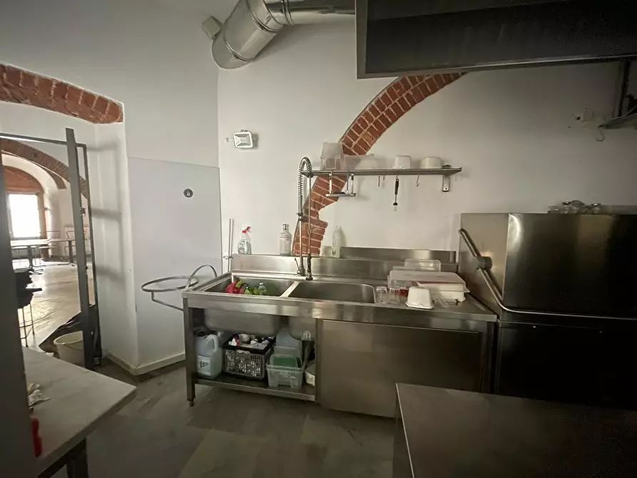 Immagine 13 di Locale commerciale in vendita  a Carrara