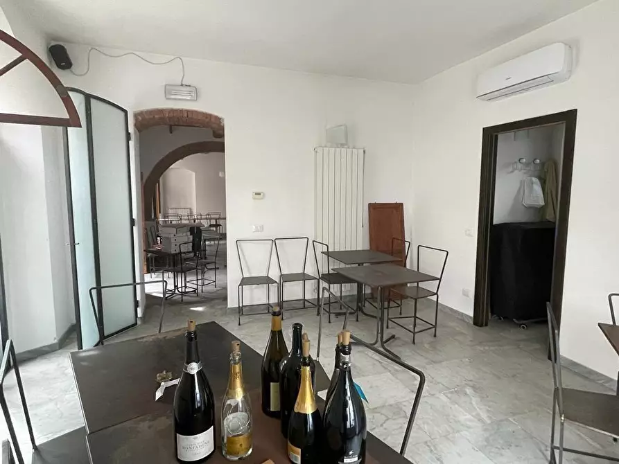 Immagine 8 di Locale commerciale in vendita  a Carrara