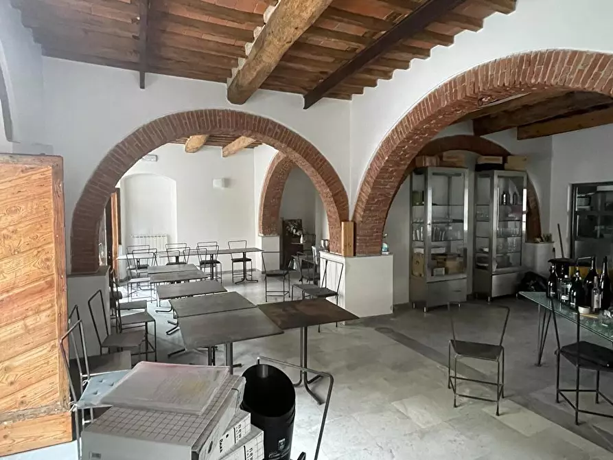 Immagine 4 di Locale commerciale in vendita  a Carrara