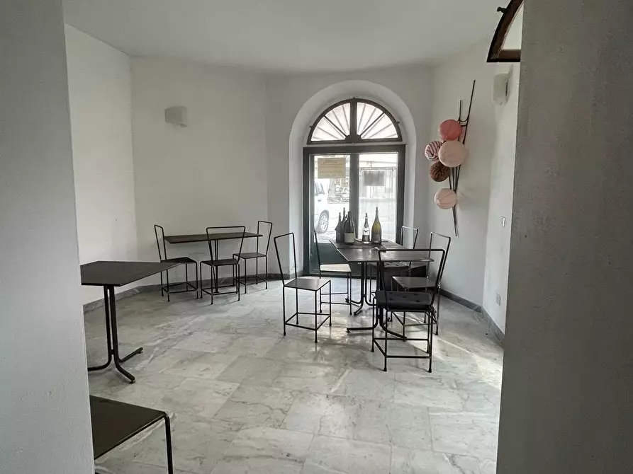 Immagine 7 di Locale commerciale in vendita  a Carrara