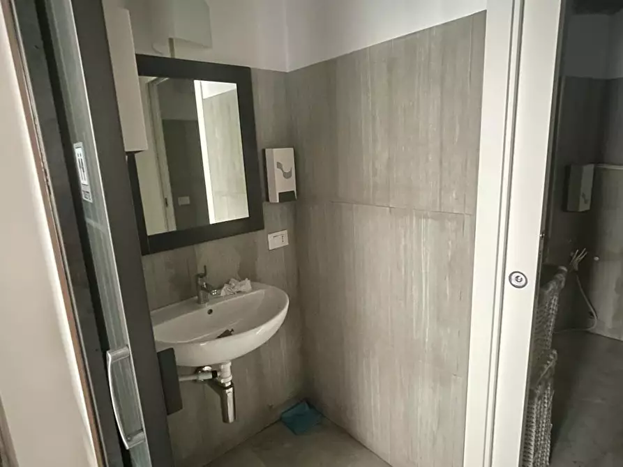 Immagine 10 di Locale commerciale in vendita  a Carrara