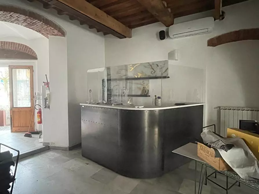 Immagine 2 di Locale commerciale in vendita  a Carrara