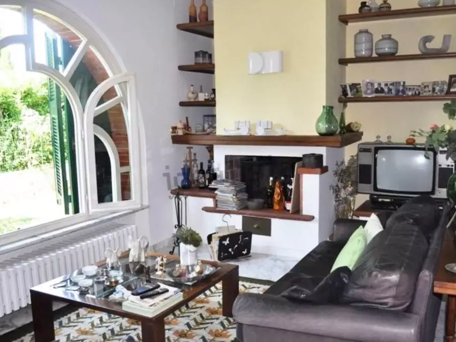 Immagine 5 di Villa in vendita  a Carrara