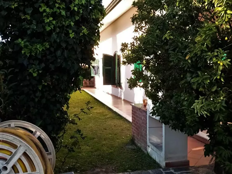 Immagine 43 di Villa in vendita  a Carrara