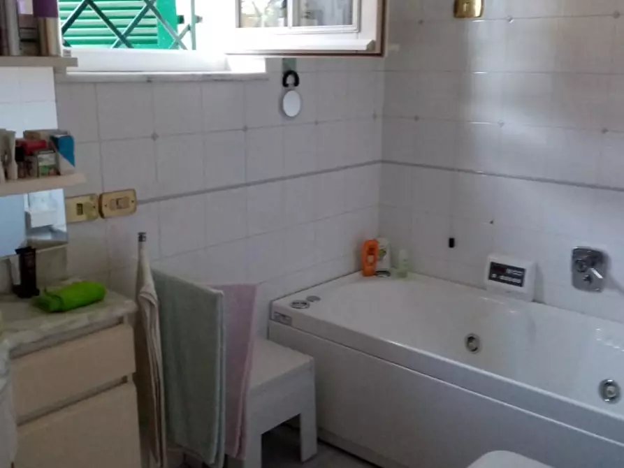 Immagine 22 di Villa in vendita  a Carrara