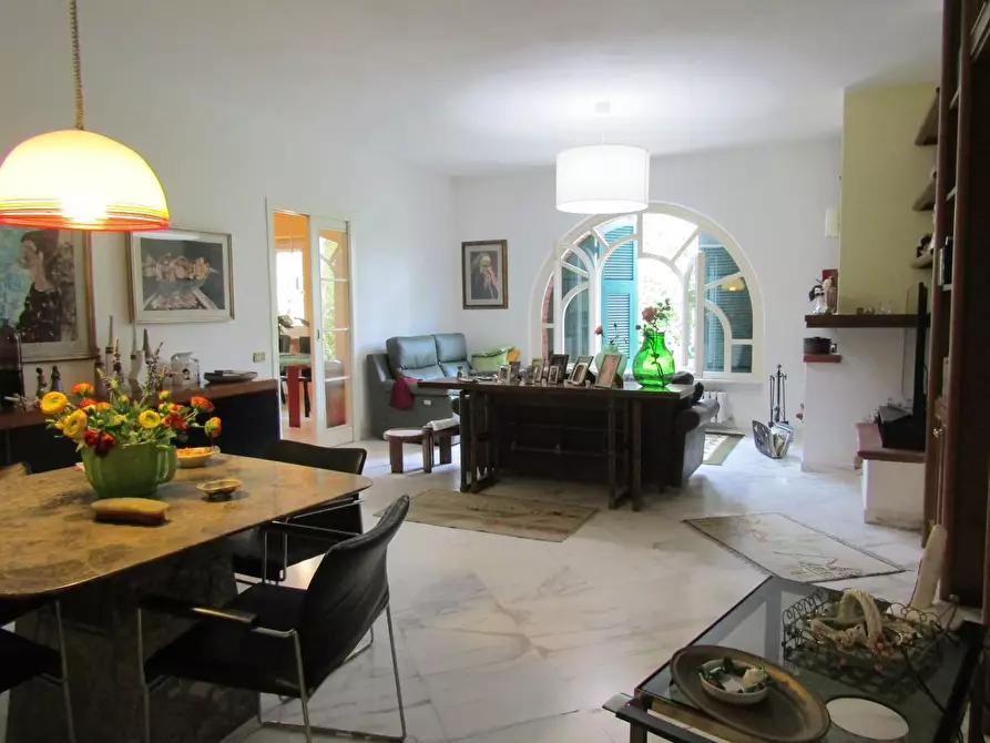 Immagine 65 di Villa in vendita  a Carrara
