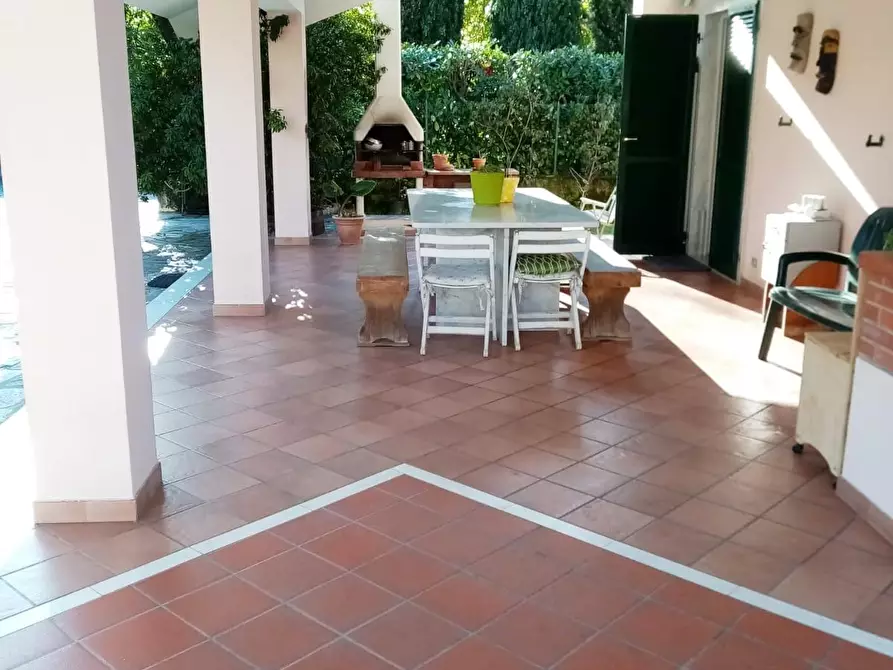 Immagine 2 di Villa in vendita  a Carrara