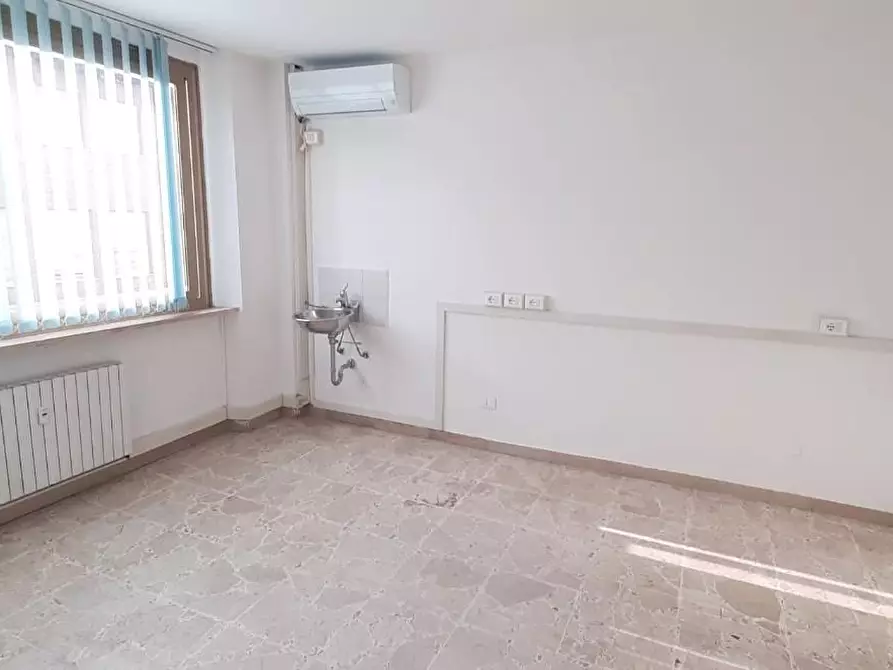 Immagine 2 di Ufficio in vendita  a Cecina
