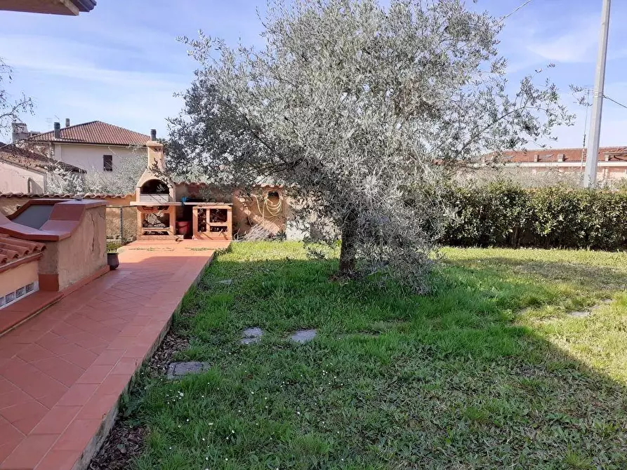 Immagine 7 di Villa in vendita  a Carrara