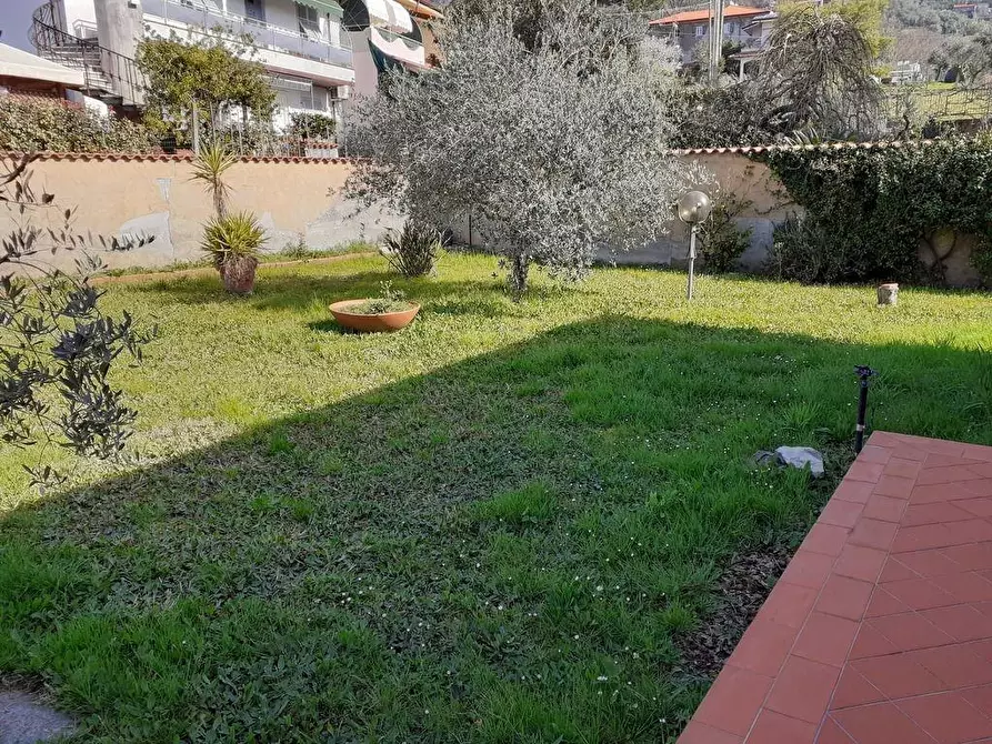 Immagine 4 di Villa in vendita  a Carrara