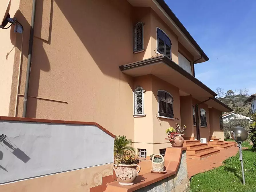 Immagine 2 di Villa in vendita  a Carrara
