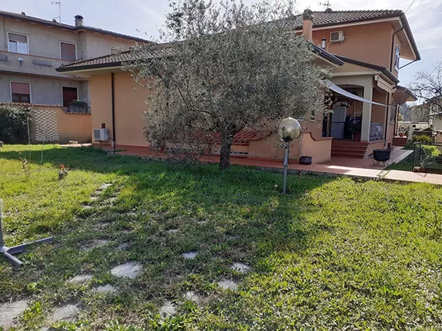 Immagine 6 di Villa in vendita  a Carrara