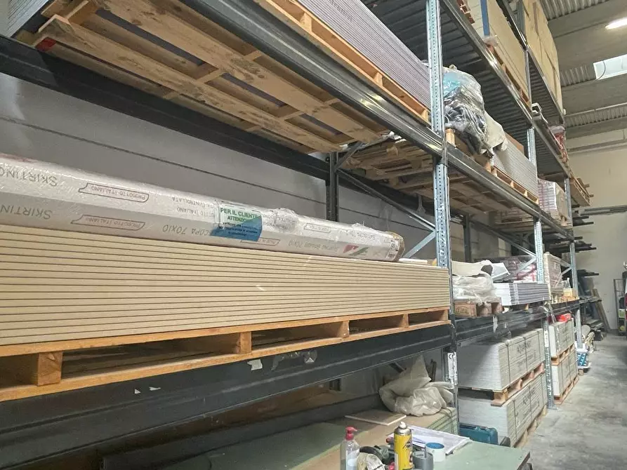 Immagine 3 di Attività artigianale in vendita  a Massa