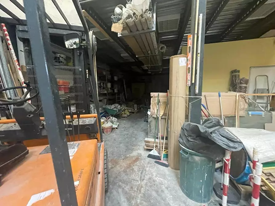 Immagine 2 di Attività artigianale in vendita  a Massa