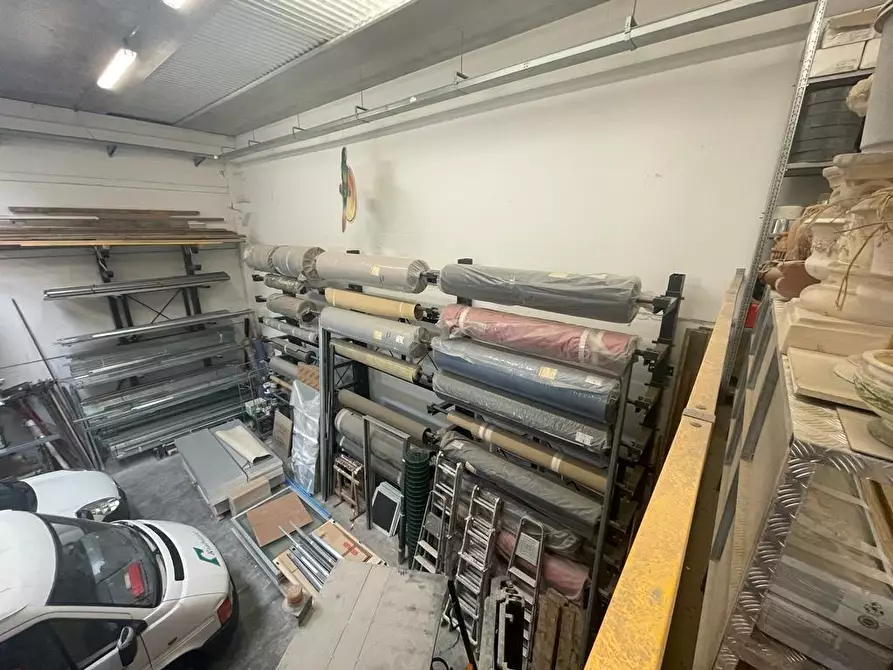 Immagine 5 di Attività artigianale in vendita  a Massa