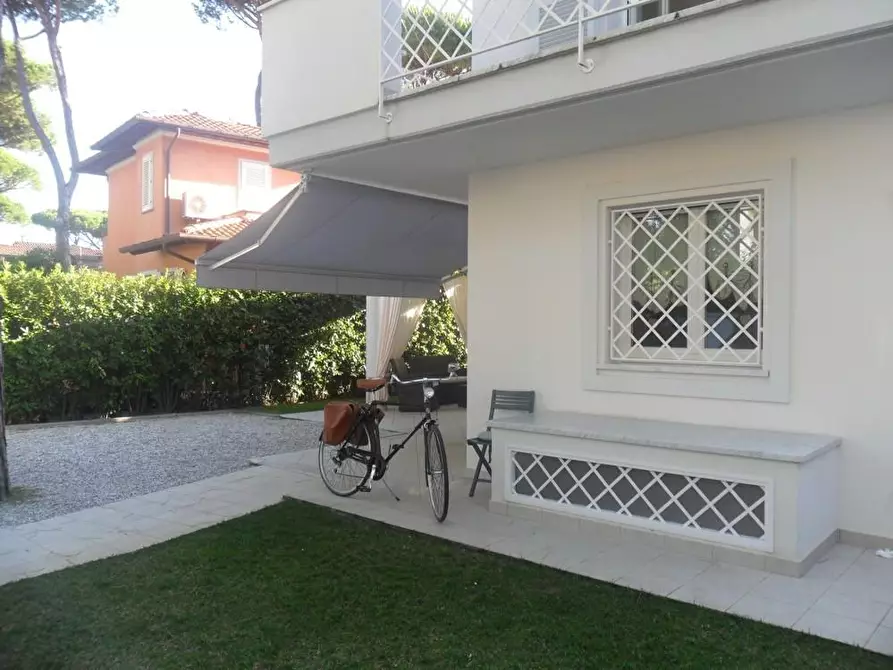 Immagine 1 di Villa in vendita  a Forte Dei Marmi