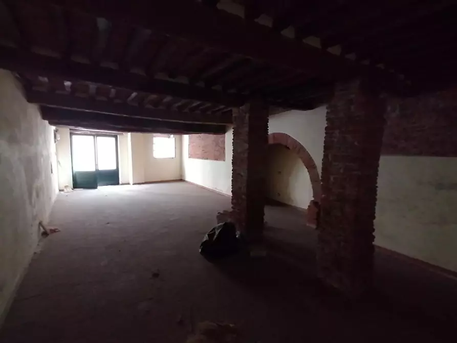 Immagine 12 di Magazzino in vendita  a Lucca