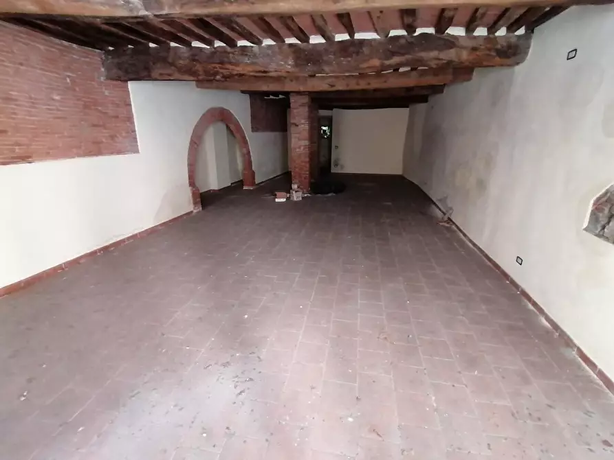 Immagine 10 di Magazzino in vendita  a Lucca