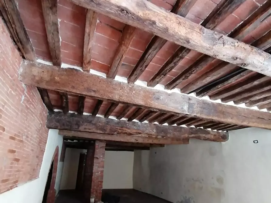 Immagine 5 di Magazzino in vendita  a Lucca