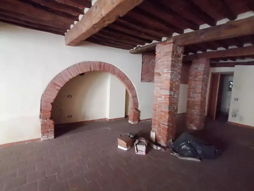 Immagine 7 di Magazzino in vendita  a Lucca