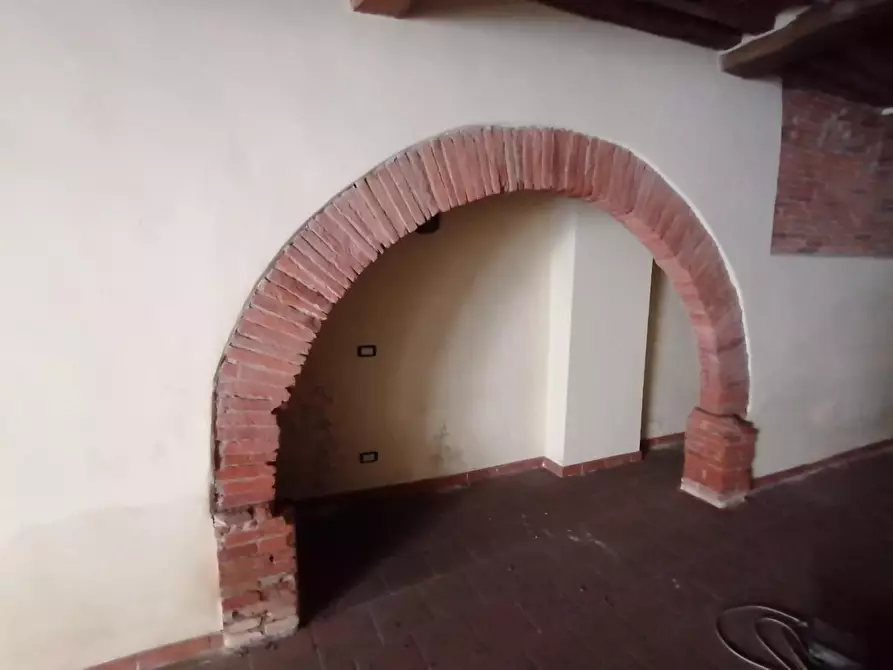 Immagine 11 di Magazzino in vendita  a Lucca