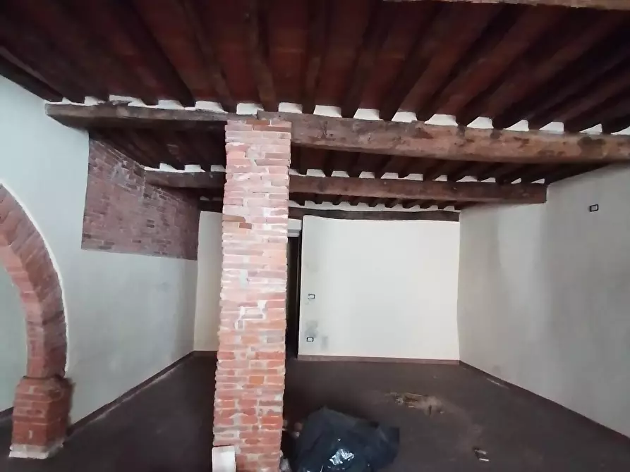 Immagine 3 di Magazzino in vendita  a Lucca
