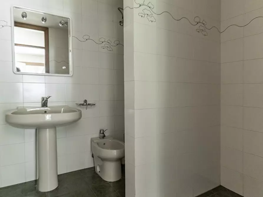 Immagine 37 di Ufficio in vendita  a Vinci