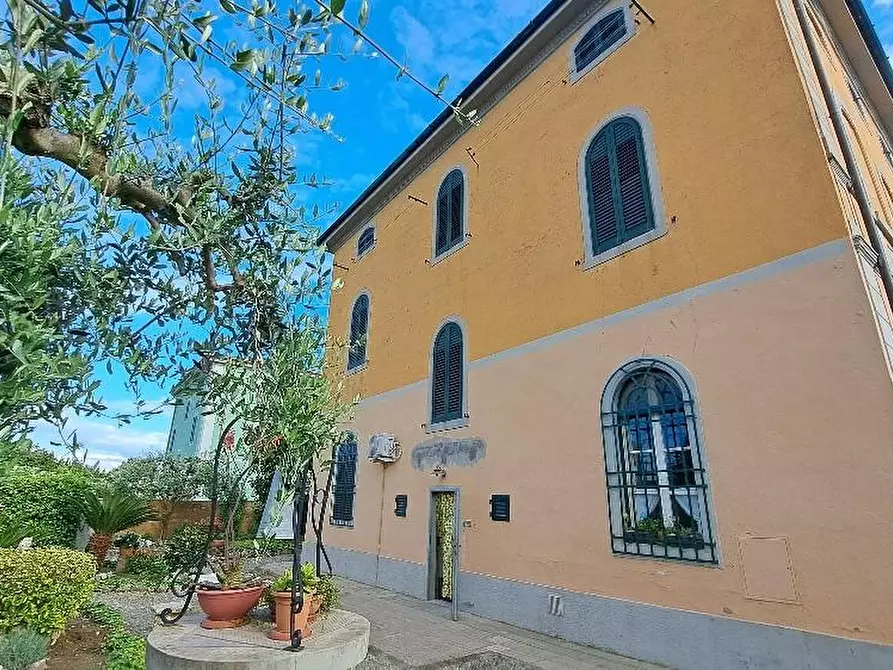Immagine 2 di Villa in vendita  a Cascina