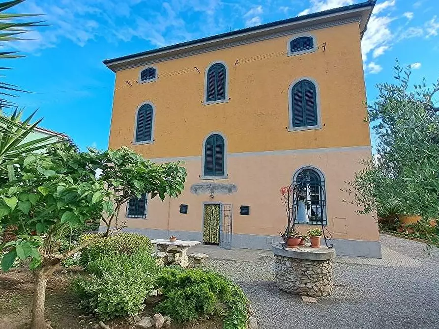 Immagine 1 di Villa in vendita  a Cascina