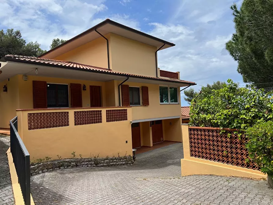 Immagine 2 di Villa in vendita  a Rosignano Marittimo