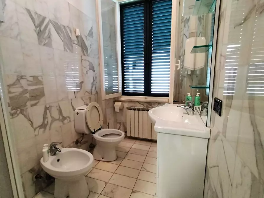 Immagine 9 di Appartamento in vendita  a Lucca