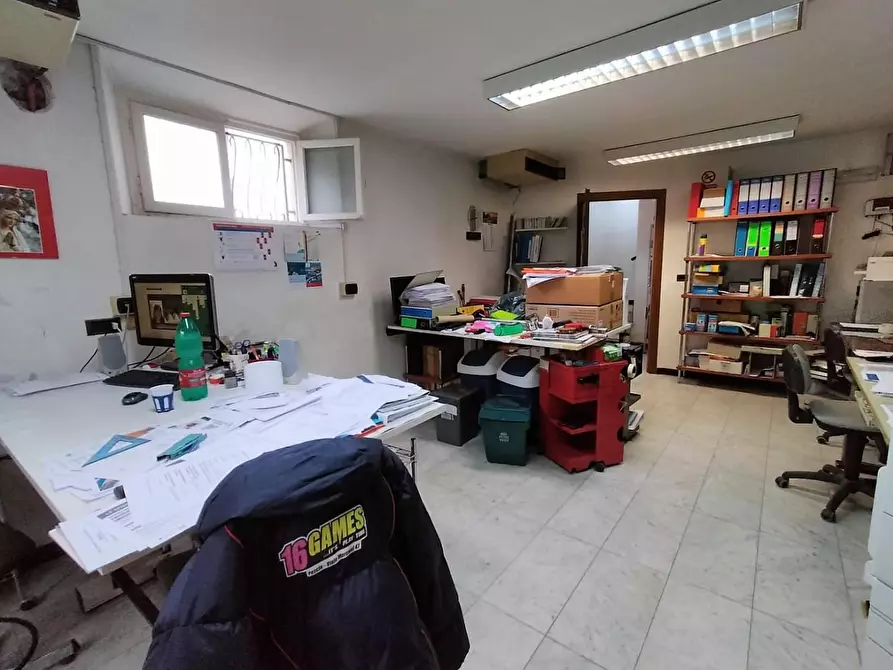 Immagine 13 di Appartamento in vendita  a Lucca