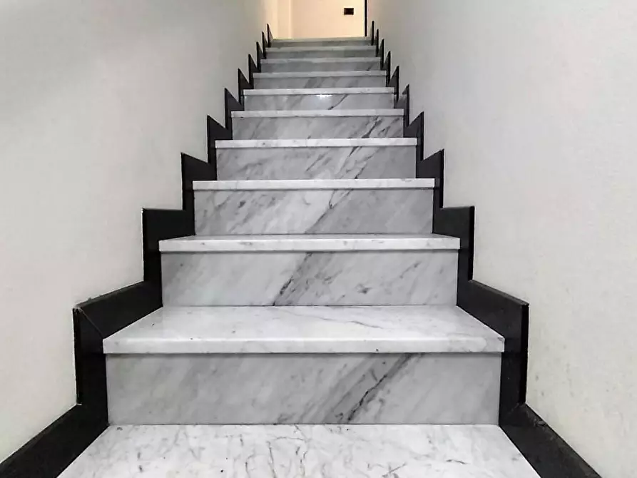 Immagine 11 di Appartamento in vendita  a Lucca