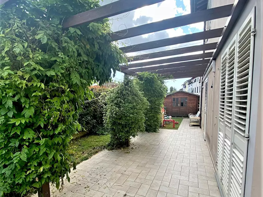 Immagine 6 di Villa in vendita  a Capannori