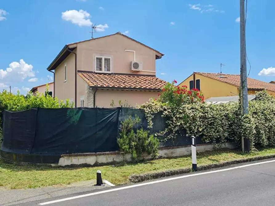 Immagine 1 di Villa in vendita  a Capannori