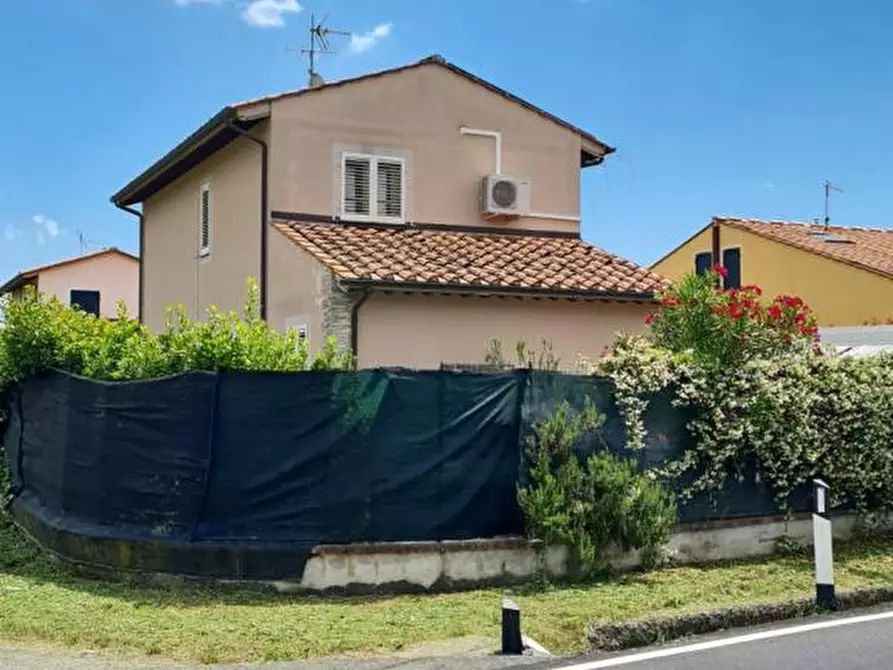 Immagine 3 di Villa in vendita  a Capannori