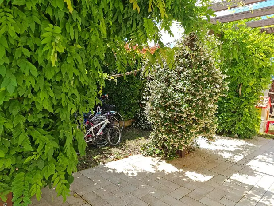 Immagine 10 di Villa in vendita  a Capannori