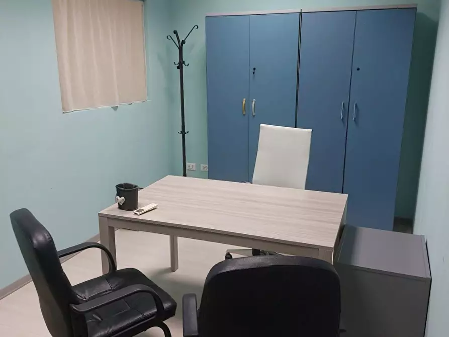 Immagine 13 di Ufficio in affitto  a Cascina