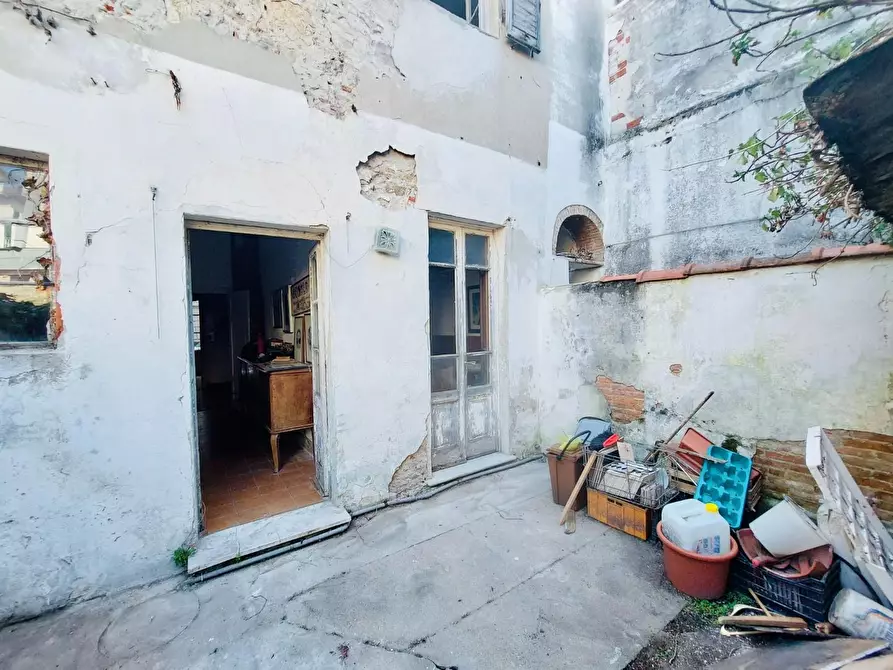 Immagine 4 di Villa in vendita  a Viareggio