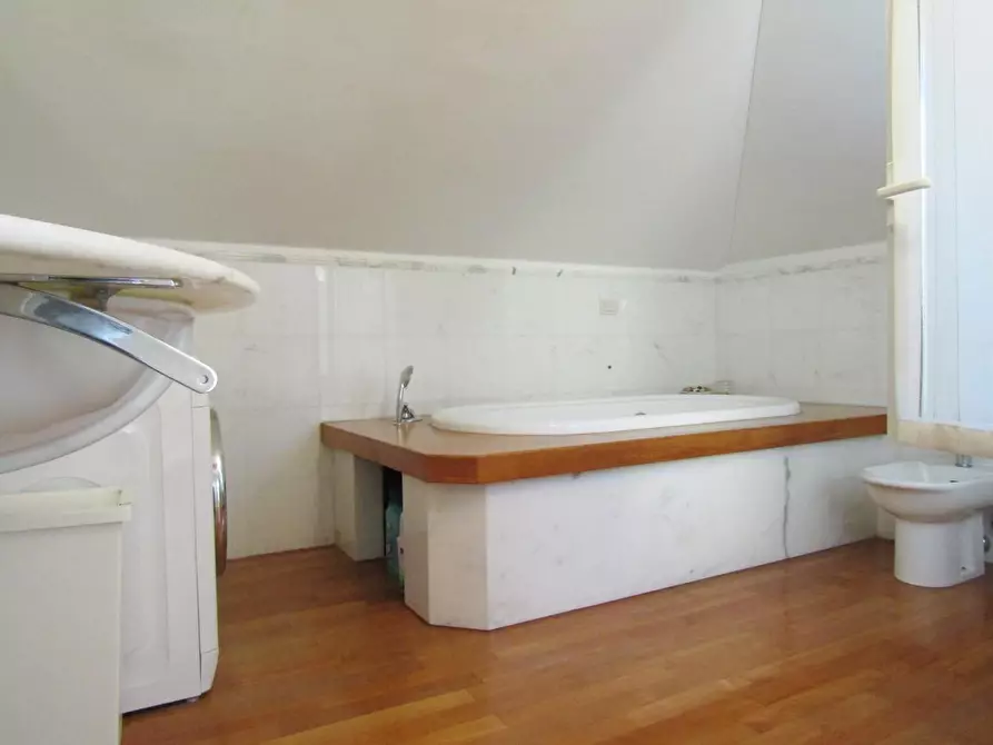 Immagine 68 di Appartamento in vendita  a Carrara