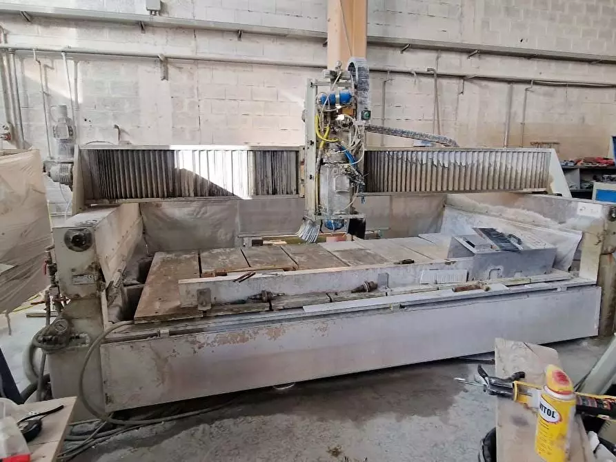 Immagine 10 di Capannone industriale in vendita  a Carrara