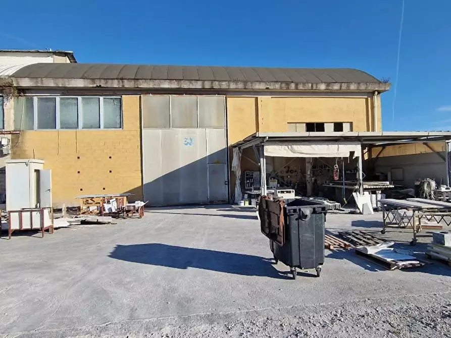 Immagine 4 di Capannone industriale in vendita  a Carrara