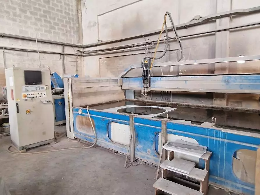 Immagine 8 di Capannone industriale in vendita  a Carrara