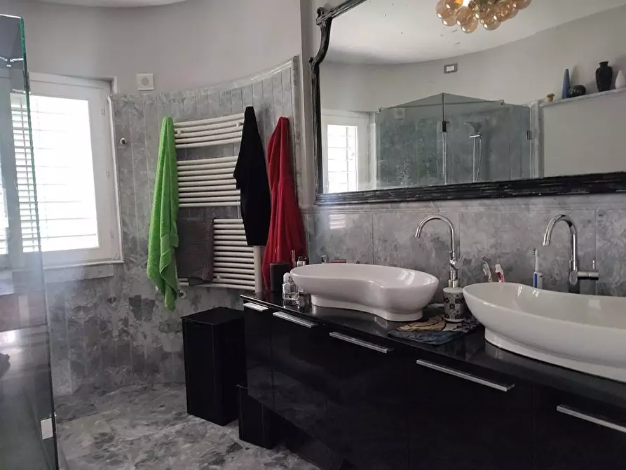 Immagine 19 di Villa in vendita  a Carrara