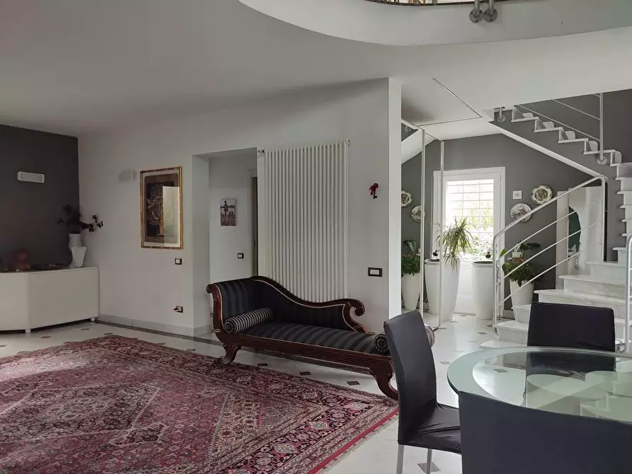 Immagine 2 di Villa in vendita  a Carrara