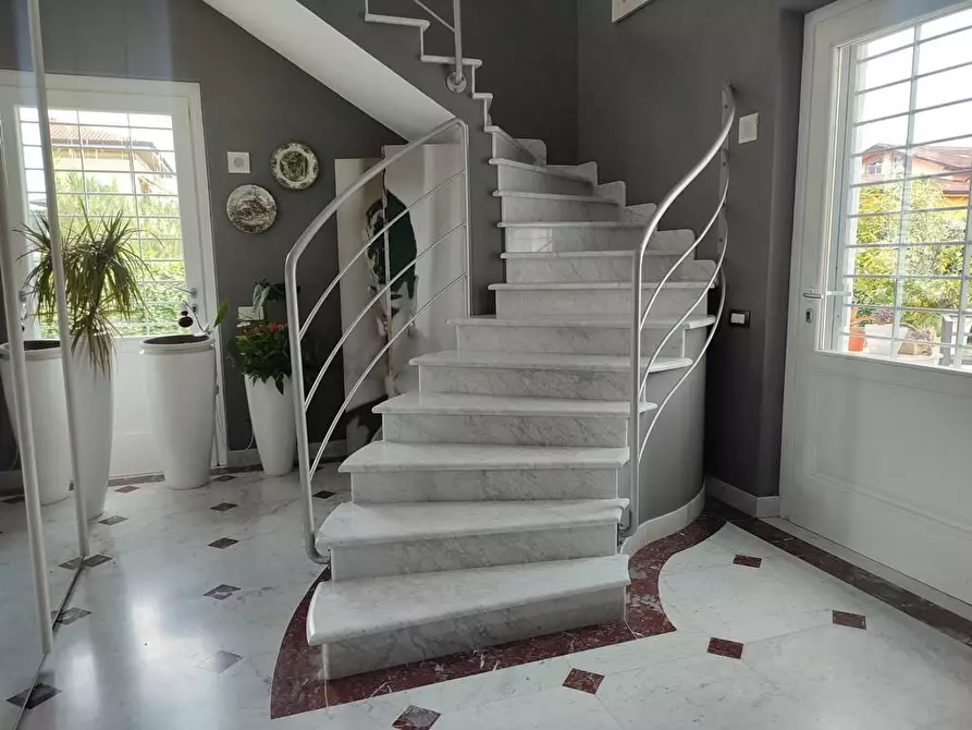 Immagine 3 di Villa in vendita  a Carrara