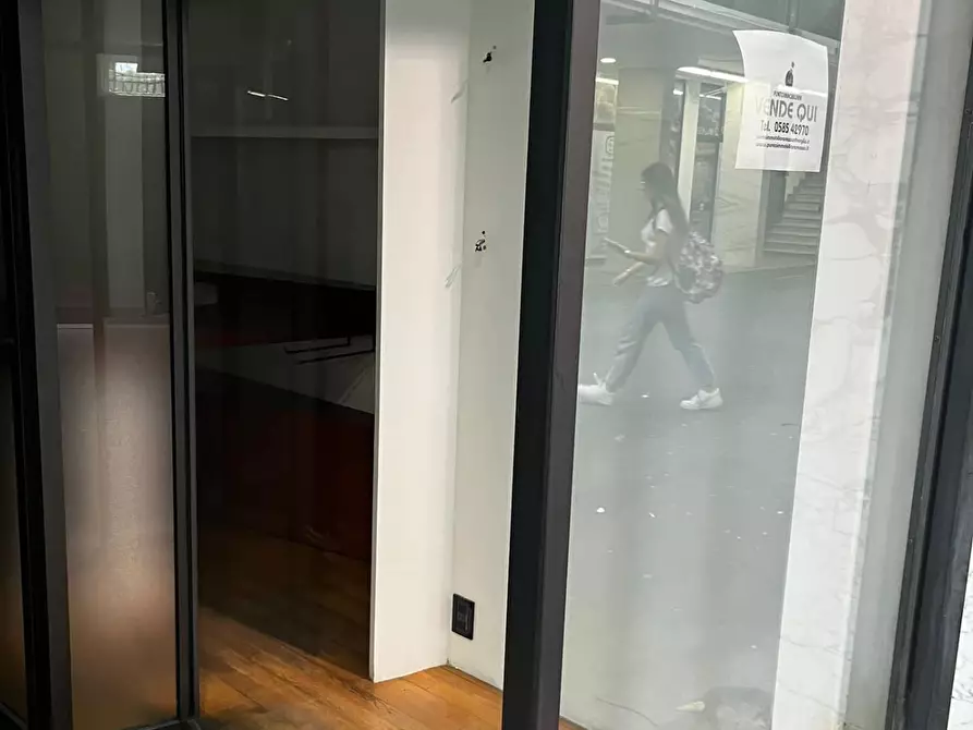 Immagine 7 di Locale commerciale in vendita  a Massa