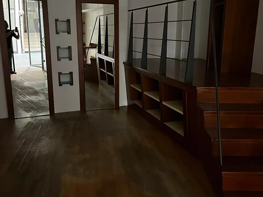 Immagine 2 di Locale commerciale in vendita  a Massa