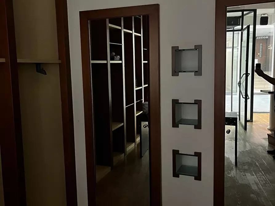 Immagine 4 di Locale commerciale in vendita  a Massa